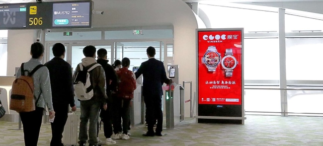 深圳機場航站樓登機口電子屏廣告牌，深圳寶安機場候機區廣告價格