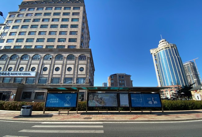 青島公交候車亭巴士站牌廣告價格，青島公交站亭燈箱廣告優勢案例