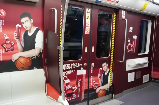 沈陽地鐵創意內包車貼廣告飲料快消案例，沈陽地鐵列車廣告價格