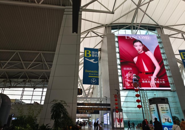 廣州白云機場出發(fā)大廳玻璃墻高空LED巨屏廣告，廣州機場廣告價格