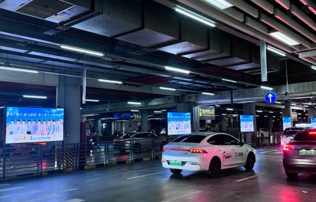 深圳北高鐵站停車場出租車落客區(qū)LED大屏廣告，深圳北站廣告價格