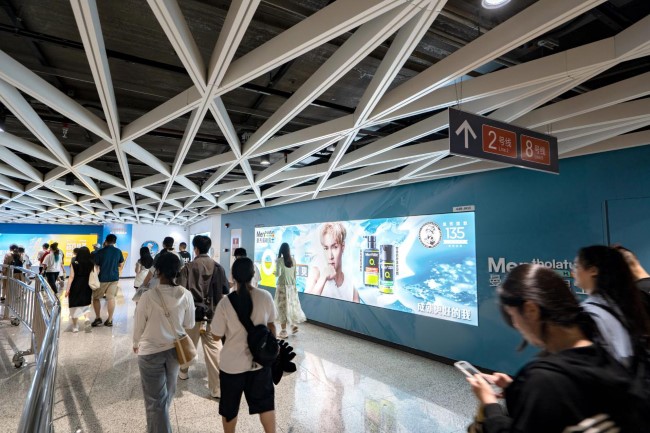 深圳地鐵崗廈北站通道墻貼燈箱廣告投放，深圳地鐵廣告價格收費