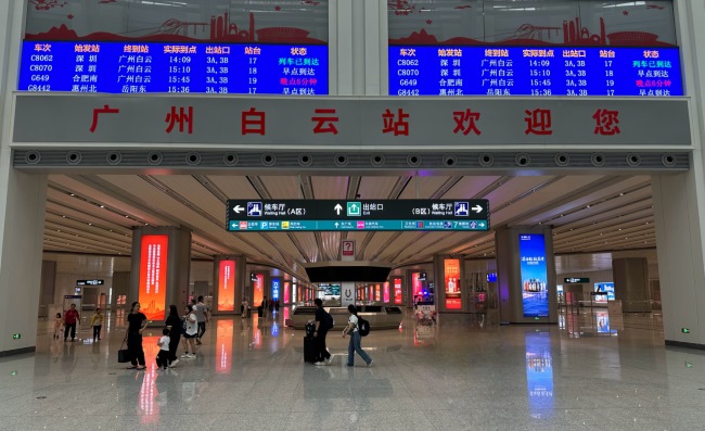 廣州白云高鐵站到達出站通道柱面燈箱廣告，廣州白云站廣告價格