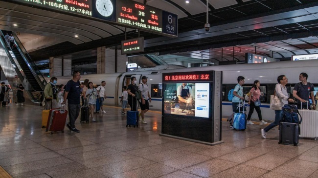 北京南站電子屏站臺層聯排雙面刷屏機廣告，北京南高鐵站廣告價格