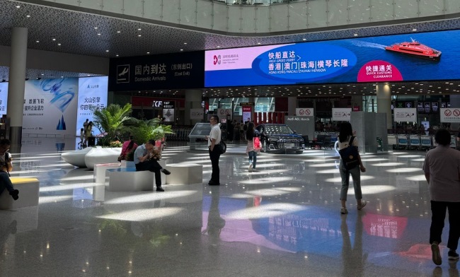 深圳機場到達接機口上方LED橫屏廣告牌，深圳寶安機場大屏廣告價格