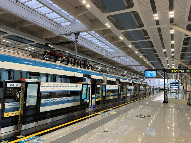 臺州輕軌車廂電視小屏站臺列車廣告，臺州地鐵視頻電子屏廣告價格