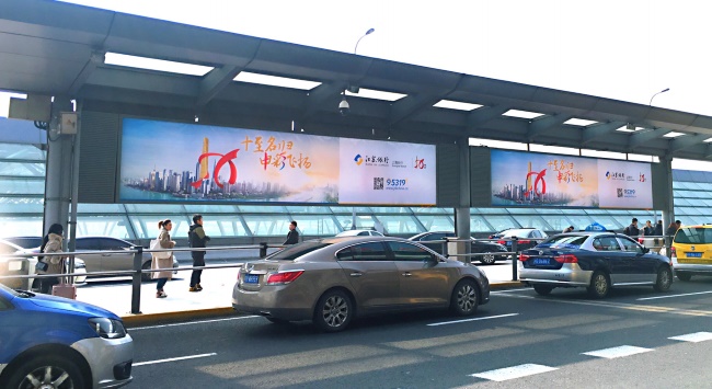 上海虹橋站進(jìn)站口落客圍擋LED屏廣告牌燈箱，上海虹橋高鐵廣告價(jià)格