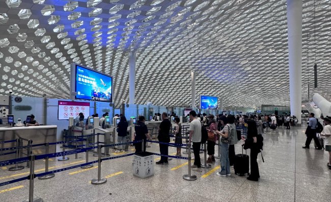 深圳寶安機(jī)場出發(fā)安檢口LED雙屏廣告牌投放，深圳機(jī)場大屏廣告價(jià)格