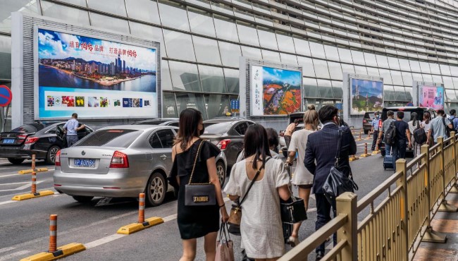 北京南站東西進(jìn)站口圍擋聯(lián)排燈箱廣告牌投放，北京南高鐵廣告價(jià)格