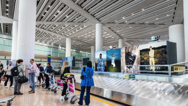 北京首都機(jī)場(chǎng)到達(dá)行李轉(zhuǎn)盤(pán)聯(lián)排LED廣告投放，北京機(jī)場(chǎng)LED屏廣告價(jià)格