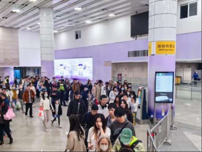 深圳地鐵4號(hào)線福田口岸站廳墻貼廣告投放案例，深圳地鐵廣告價(jià)格