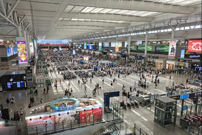 上海虹橋高鐵候車大廳三面包柱燈箱廣告，上海虹橋火車站廣告價(jià)格