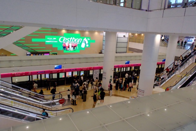 深圳寶安機場LED大屏廣告價格，深圳衛(wèi)星廳地鐵墻面大屏廣告投放