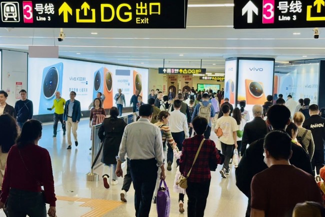 南寧地鐵金湖廣場站換乘通道長廊墻面廣告，南寧地鐵站內(nèi)廣告價格