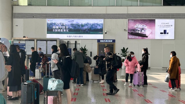 深圳北站到達出站口上方燈箱廣告牌，深圳北高鐵站大屏廣告價格