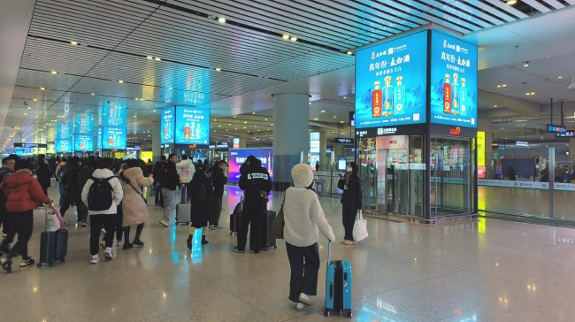 西安北站到達出站通道兩側燈箱廣告，西安北高鐵站大屏廣告價格