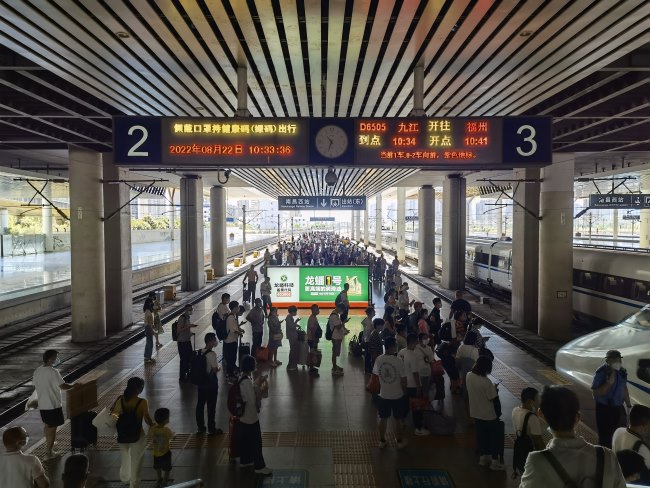 南昌西高鐵站燈箱站臺廣告牌投放，南昌西站高鐵站廣告燈箱價格