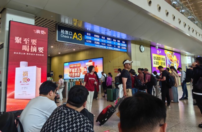 武漢高鐵站候車大廳檢票口燈箱，武漢火車站大屏廣告價格