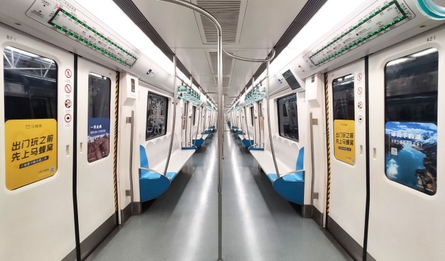 北京地鐵列車門貼廣告投放，北京地鐵車廂玻璃貼廣告價格