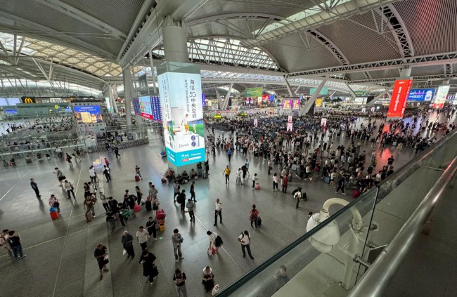 廣州南站候車大廳包柱燈箱品牌柱，廣州南高鐵站廣告牌價格