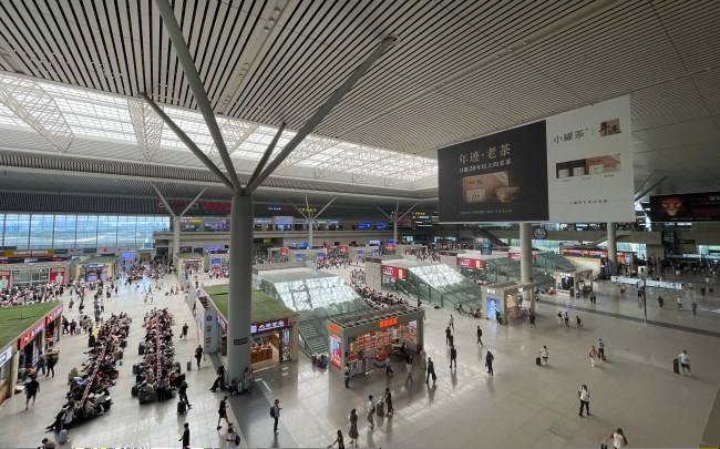 鄭州東高鐵站候車區(qū)檢票口燈箱廣告，鄭州東站廣告大屏價格