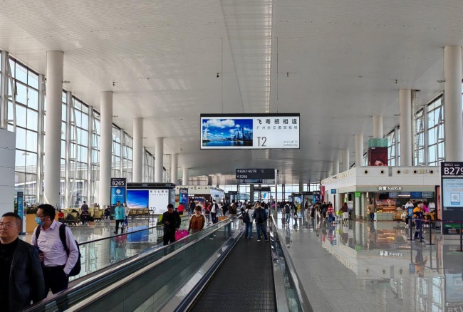 廣州白云機場T2國內(nèi)出發(fā)到達吊旗廣告，廣州機場廣告價格