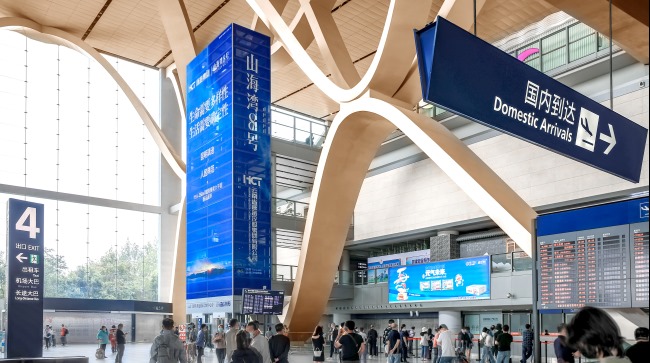 昆明長水機場到達大廳電梯玻璃貼紙廣告，昆明機場廣告價格