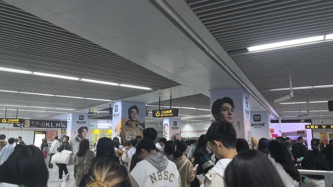 鄭州地鐵站廳包柱廣告投放案例，鄭州地鐵站臺墻貼廣告價格