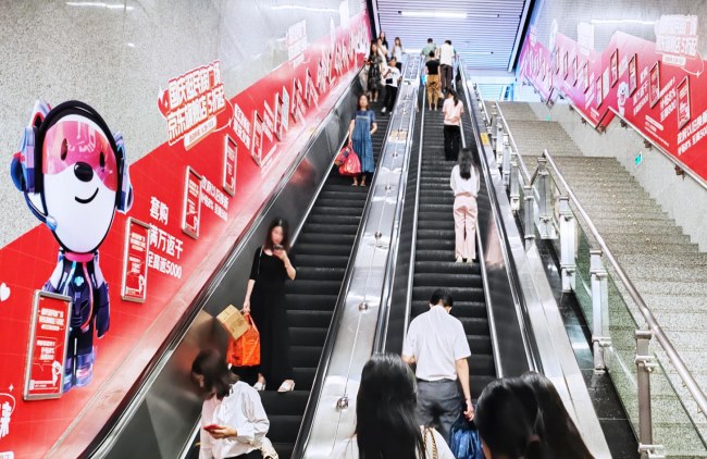 南寧地鐵出入口扶梯兩側(cè)墻貼廣告牌投放，南寧地鐵廣告價格