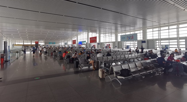 湛江西高鐵站候車大廳燈箱廣告，湛江西站大屏廣告價格