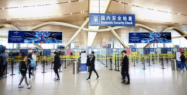 昆明長水機場出發安檢上方LED廣告牌，昆明機場大屏廣告價格