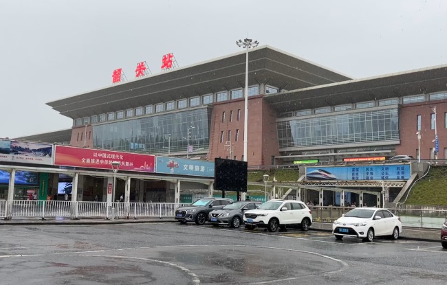 韶關高鐵站出站通道燈箱廣告，韶關站LED屏廣告價格