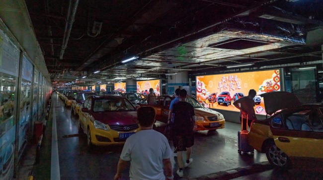北京南高鐵站出租車通道燈箱廣告牌，北京南站大屏廣告價格