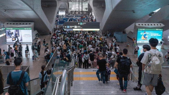 廣州南站出站通道燈箱廣告投放，廣州南高鐵站大屏廣告價格