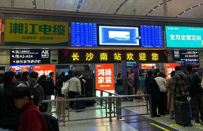 長沙南高鐵站進站安檢閘機口廣告，長沙南站大屏廣告價格