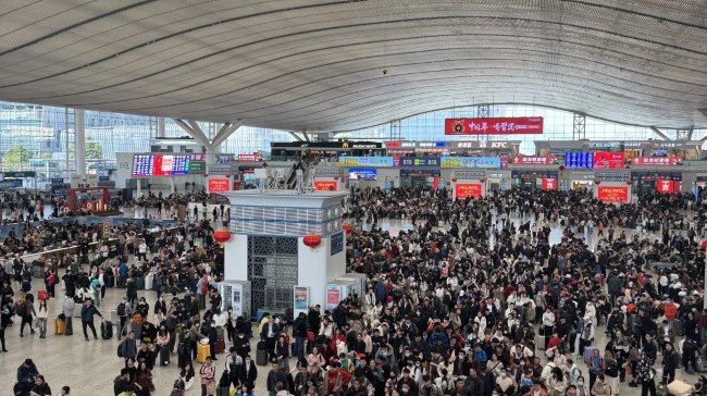 深圳北站候車大廳檢票口上方LED，深圳北高鐵大屏廣告價格