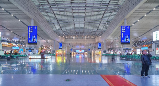 長沙南高鐵站候車大廳中央立柱LED廣告，長沙南站大屏廣告價(jià)格