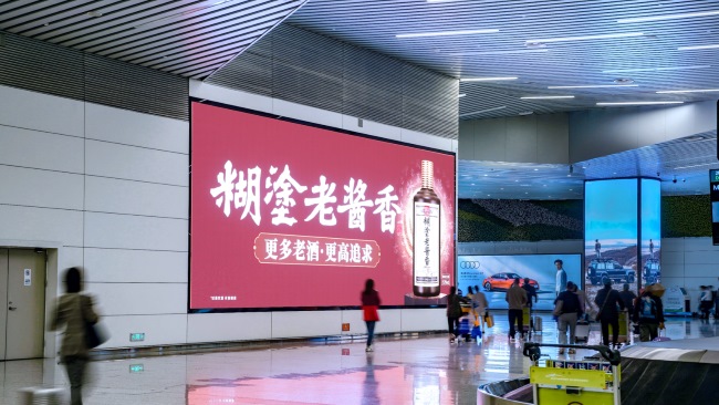 廣州白云機(jī)場到達(dá)出口墻面LED廣告投放，廣州機(jī)場大屏廣告價(jià)格