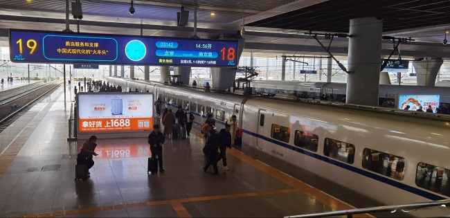 杭州東高鐵站臺(tái)燈箱廣告投放，杭州東站大屏廣告價(jià)格