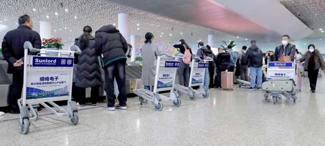 深圳機場手推車廣告投放，深圳寶安機場行李推車貼廣告價格