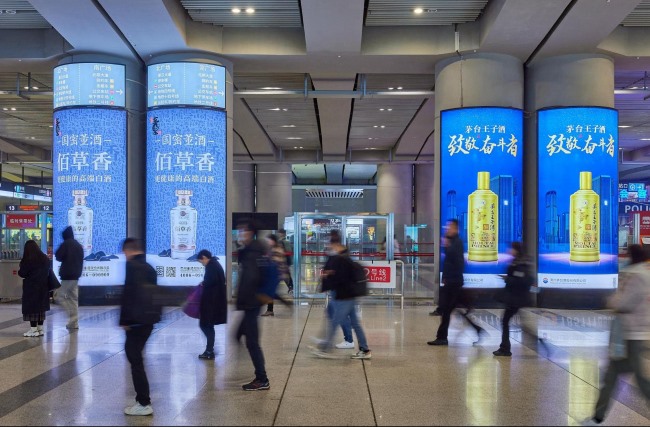 西安北站出站通道柱面立式燈箱廣告投放，西安北高鐵廣告價格