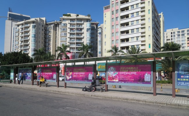 東莞公交車身廣告和候車亭廣告有什么不同？怎么選擇公交廣告投放更具有性價比？哪家公司可以發(fā)布公交廣告？