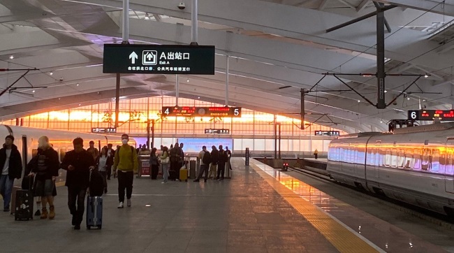 珠海高鐵站站臺燈箱廣告投放，珠海拱北站大屏廣告價格