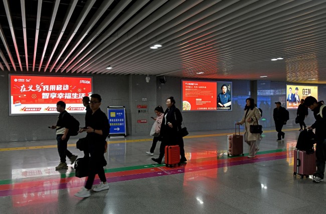 義烏火車站出站通道燈箱廣告投放，義烏站高鐵廣告價格