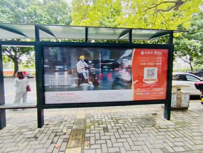江門公交站臺燈箱廣告投放，江門巴士候車亭廣告價格