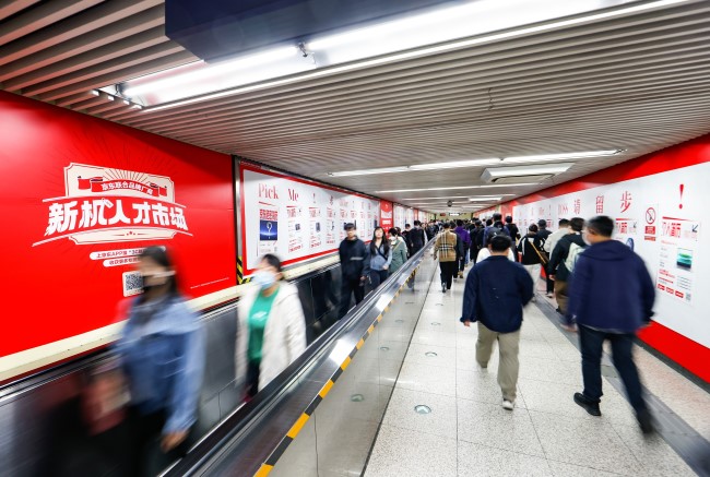 北京東單地鐵站換乘通道墻貼廣告投放，北京地鐵大屏廣告價格