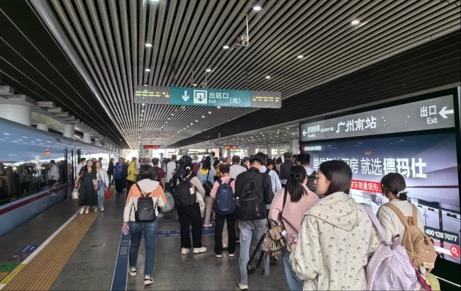 廣州南站高鐵站臺燈箱廣告投放，廣州南站大屏廣告價格