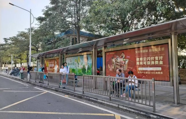 海口公交站臺燈箱廣告投放，海口巴士候車亭廣告價格