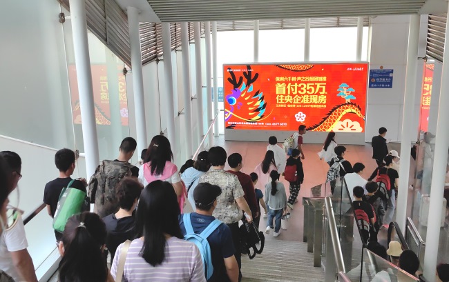 海口東高鐵站出站口LED廣告，海口東站扶梯正對大屏廣告投放價格