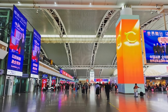 廣州南站進站口電梯LED廣告投放，廣州南站候車廳大屏廣告價格